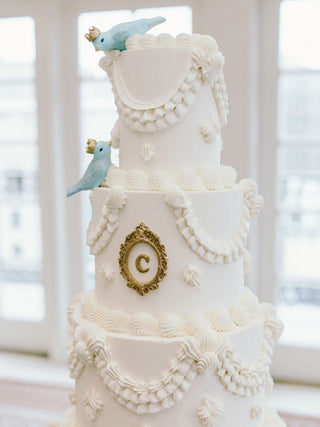crest-wedding-cake